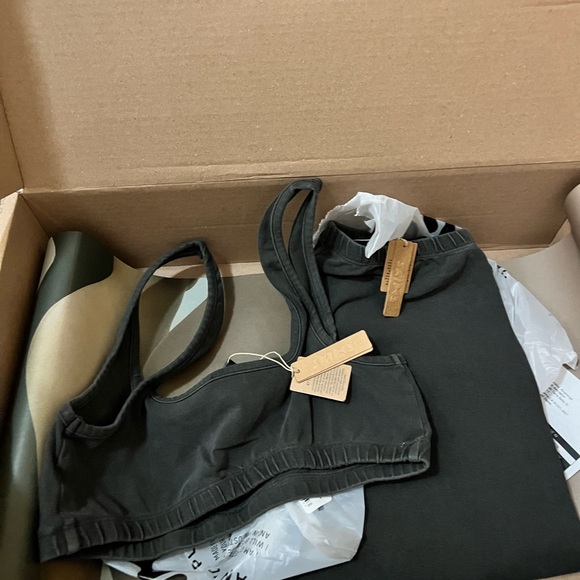 ❌❌SOLD❌❌SKIMS bralette and legging set - Picture 1 of 5